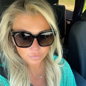 Meet your Posher, Holly